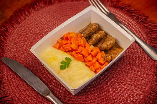 Bifinho de Carne Moída c/ Purê de Batatas e Cenouras Salteadas