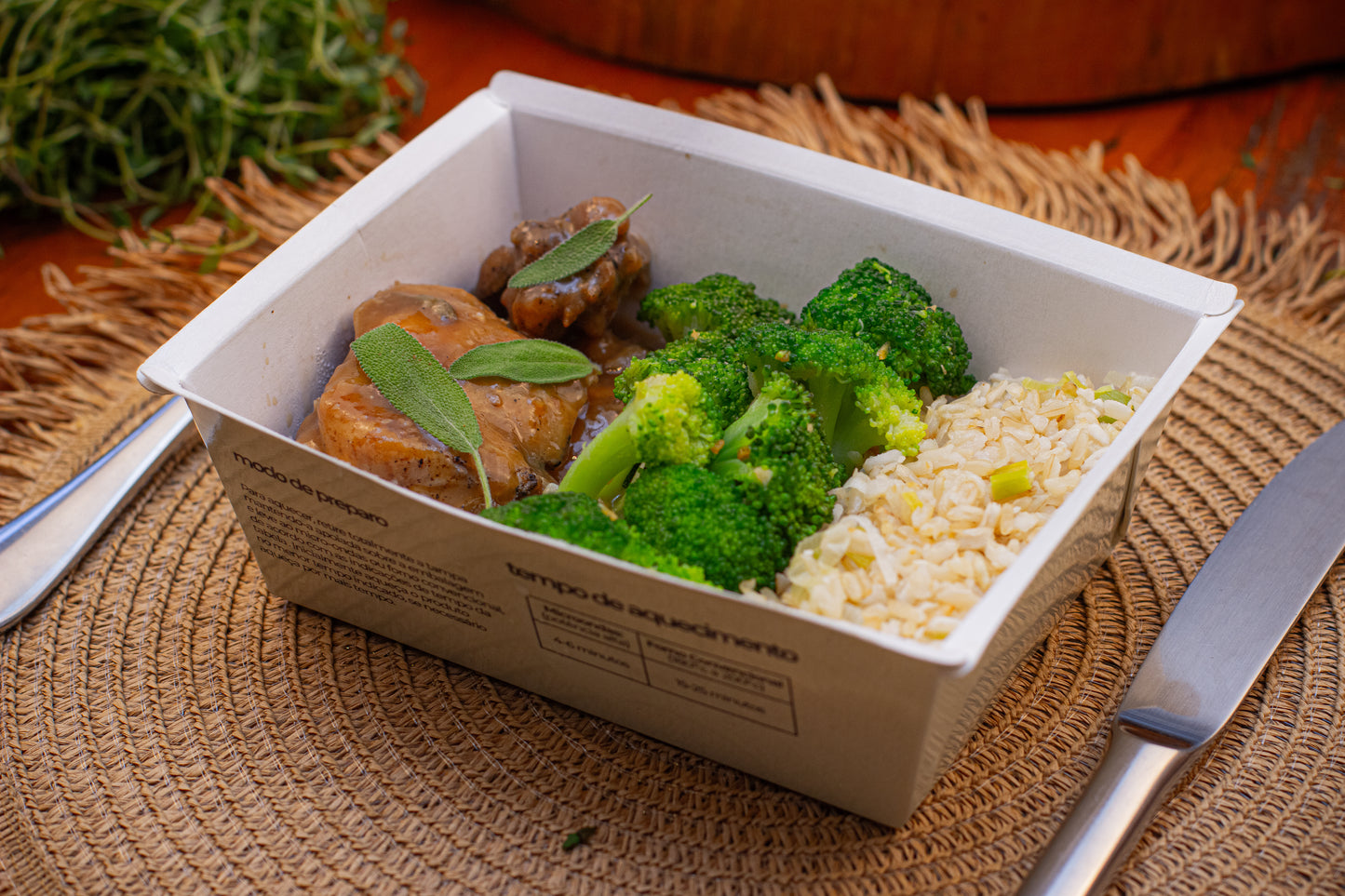 Filé de Coxa ao Molho de Sálvia, Arroz de Alho-Poró e Brócolis no Alho
