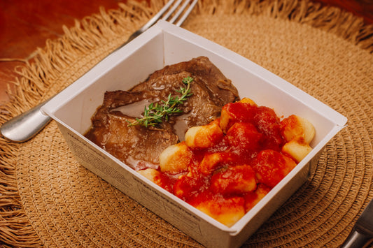 Carne Assada ao Molho Demi-Glace c/ Nhoque de Batatas ao Sugo