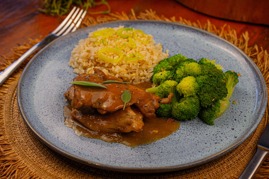 Filé de Coxa ao Molho de Sálvia, Arroz de Alho-Poró e Brócolis no Alho